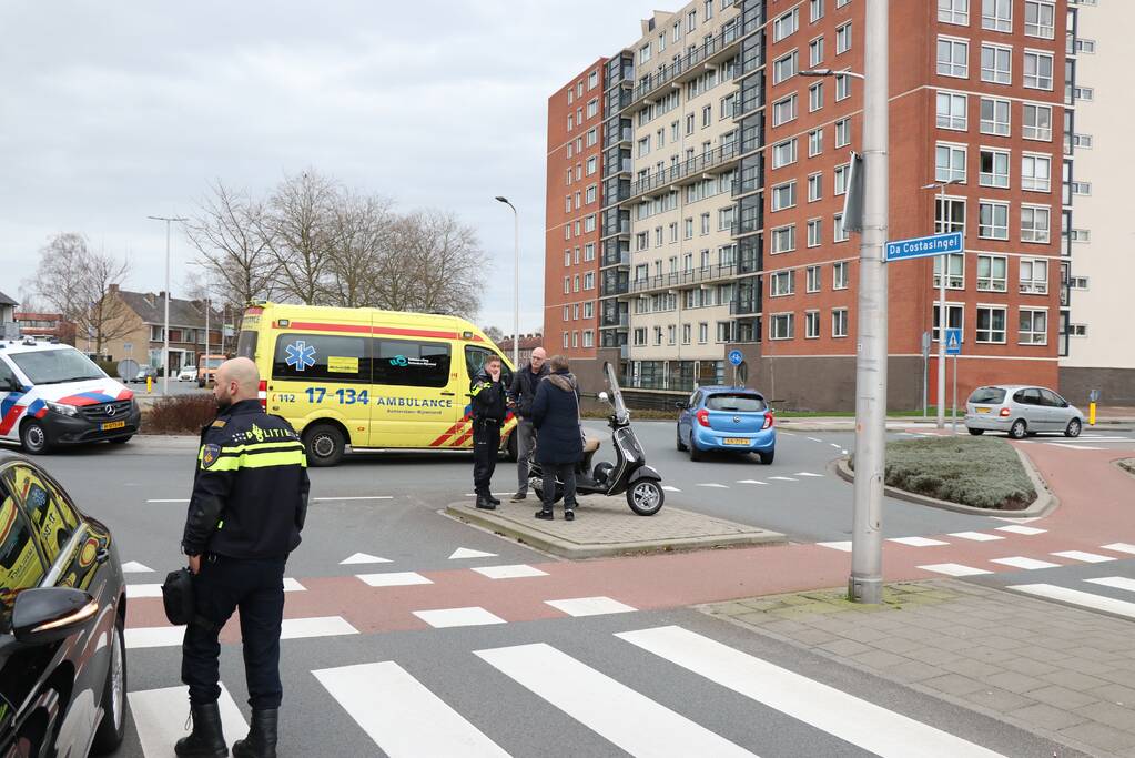 Scooterrijder in botsing met auto