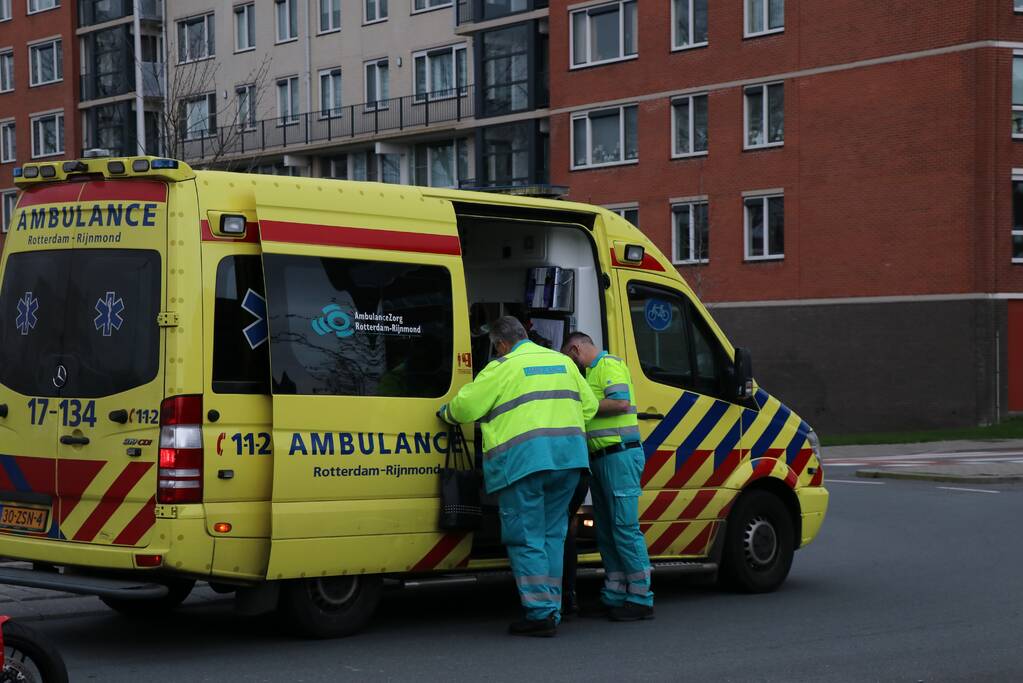 Scooterrijder in botsing met auto