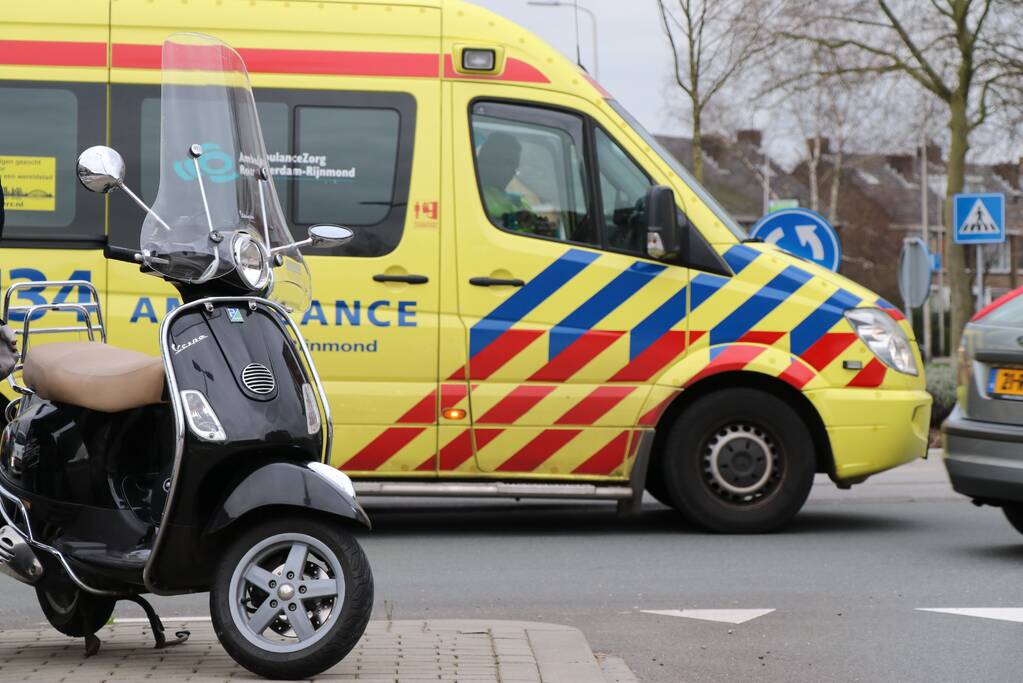 Scooterrijder in botsing met auto