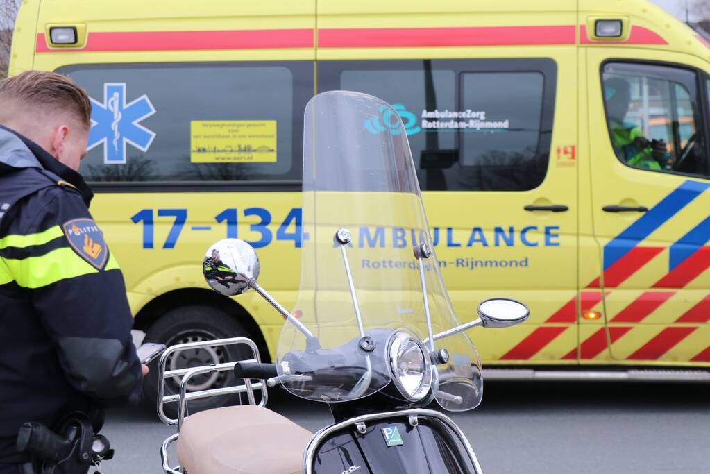 Scooterrijder in botsing met auto