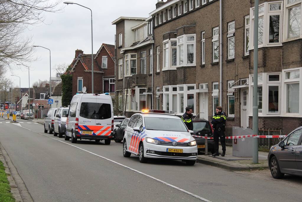 Man zwaargewond na steekpartij in woning