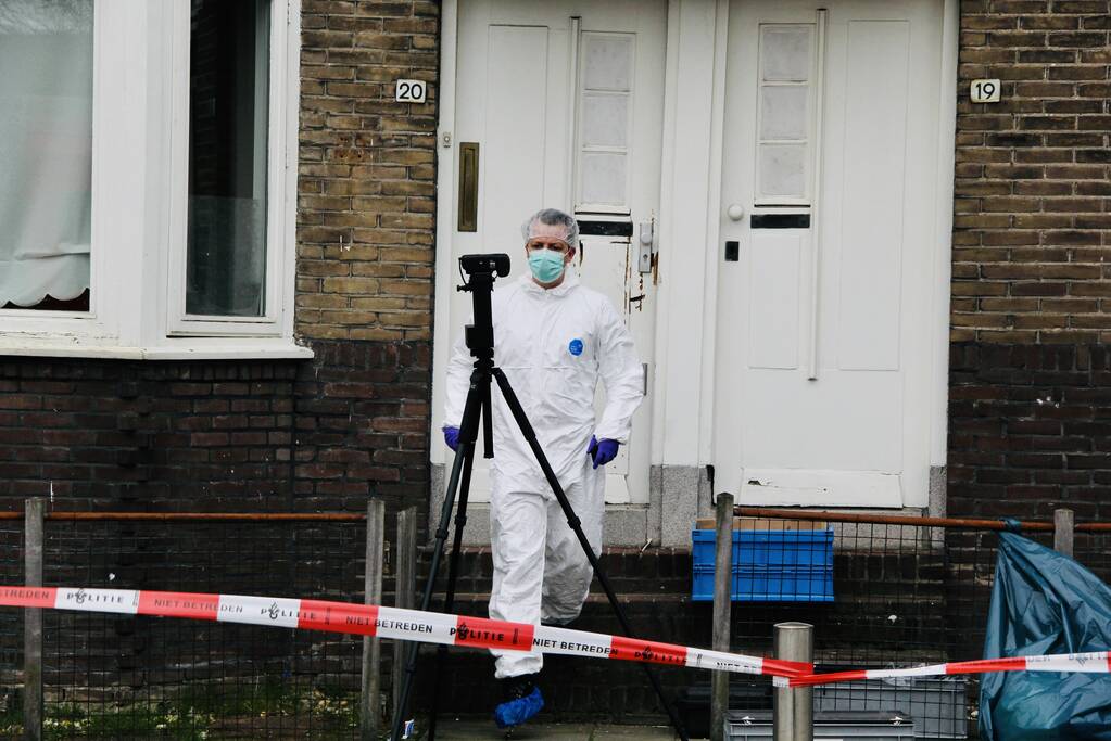 Man zwaargewond na steekpartij in woning