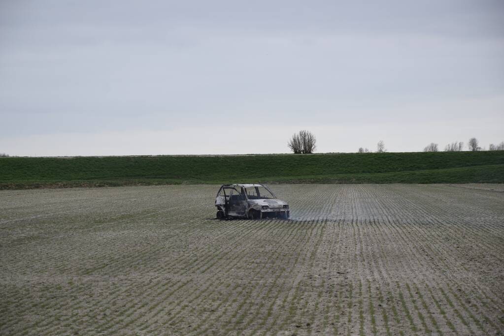 Auto in weiland volledig uitgebrand