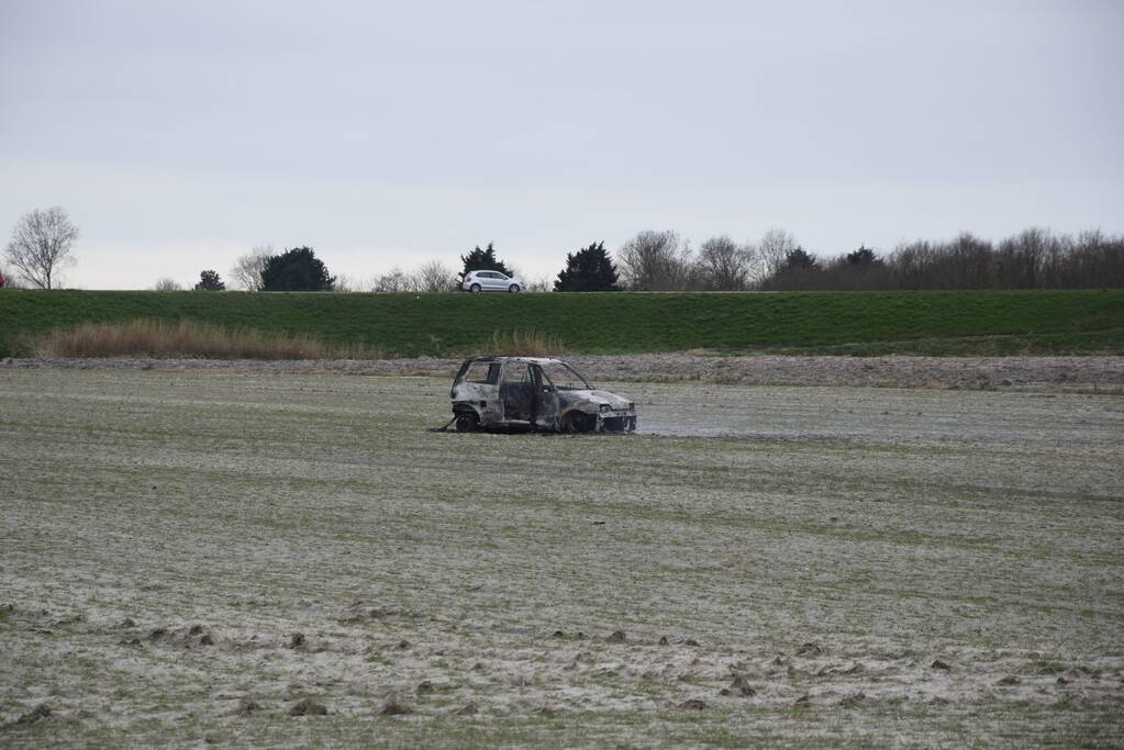 Auto in weiland volledig uitgebrand