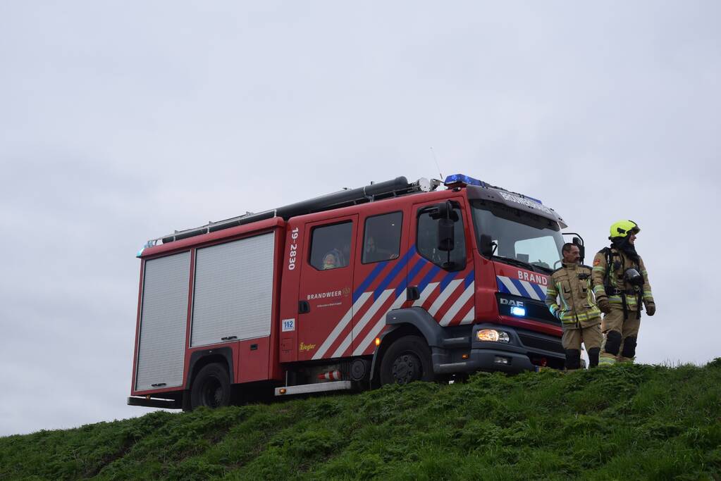 Auto in weiland volledig uitgebrand