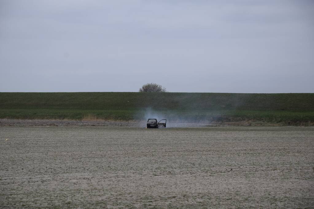 Auto in weiland volledig uitgebrand