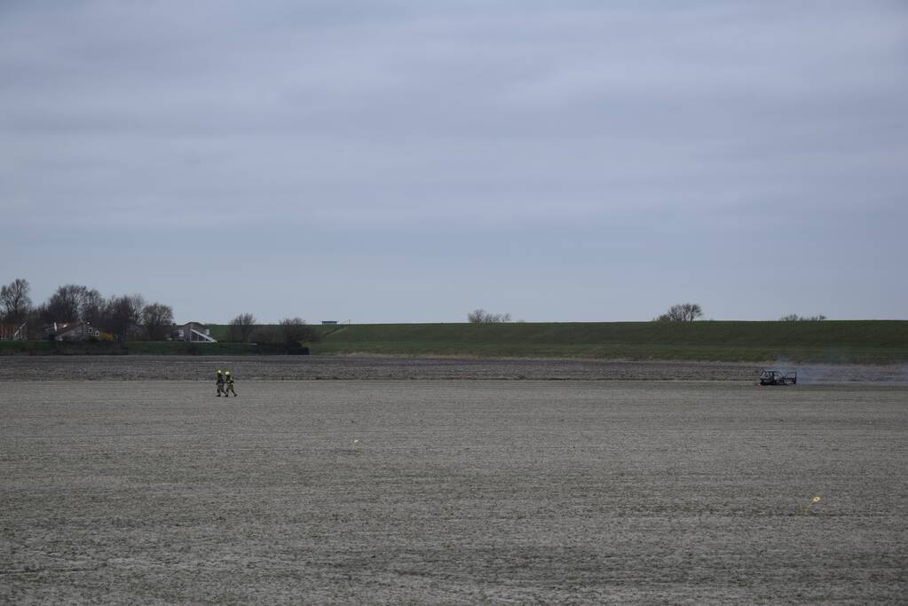 Auto in weiland volledig uitgebrand