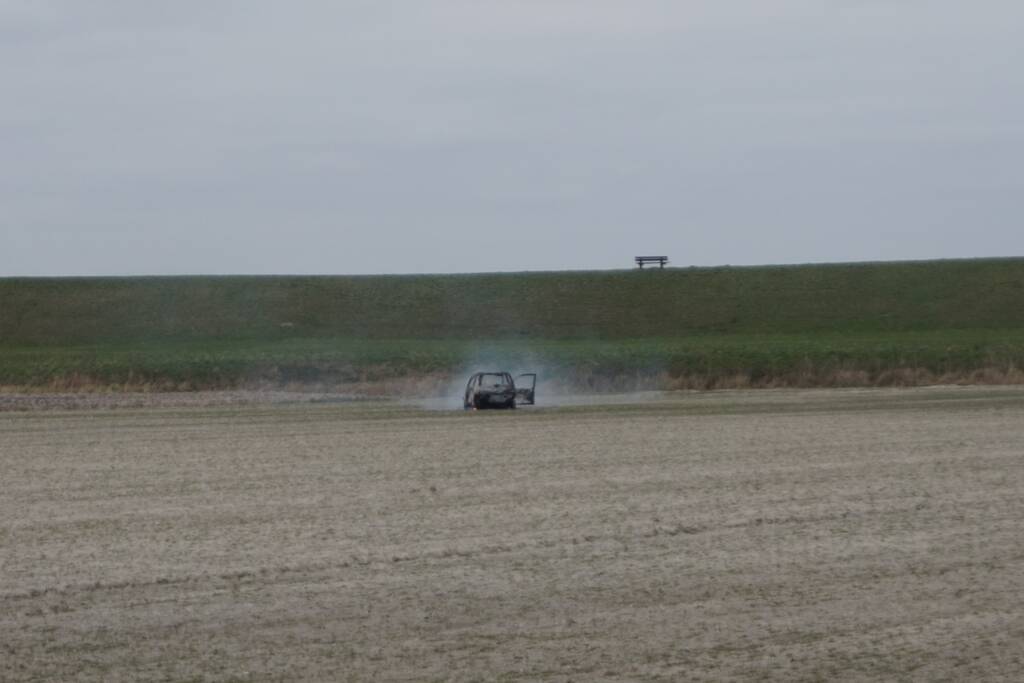Auto in weiland volledig uitgebrand