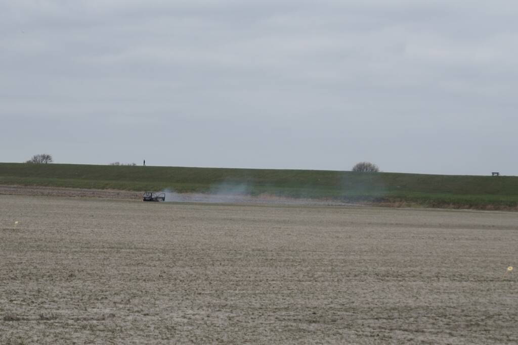Auto in weiland volledig uitgebrand