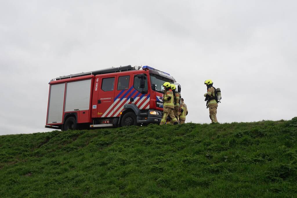 Auto in weiland volledig uitgebrand