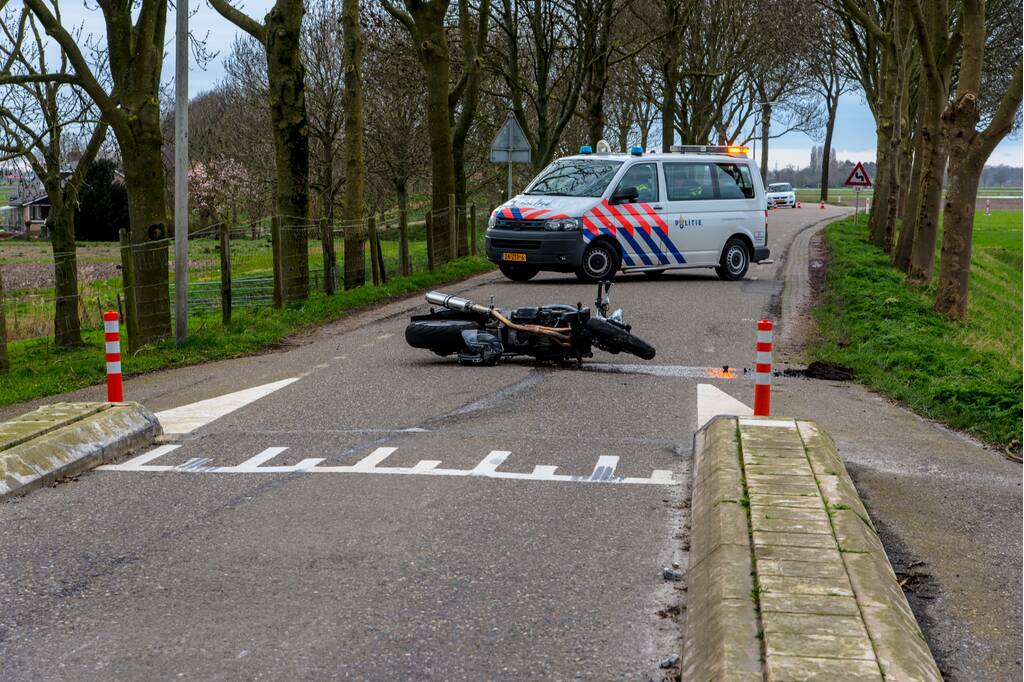 Motorrijder gewond na eenzijdig ongeval op dijk