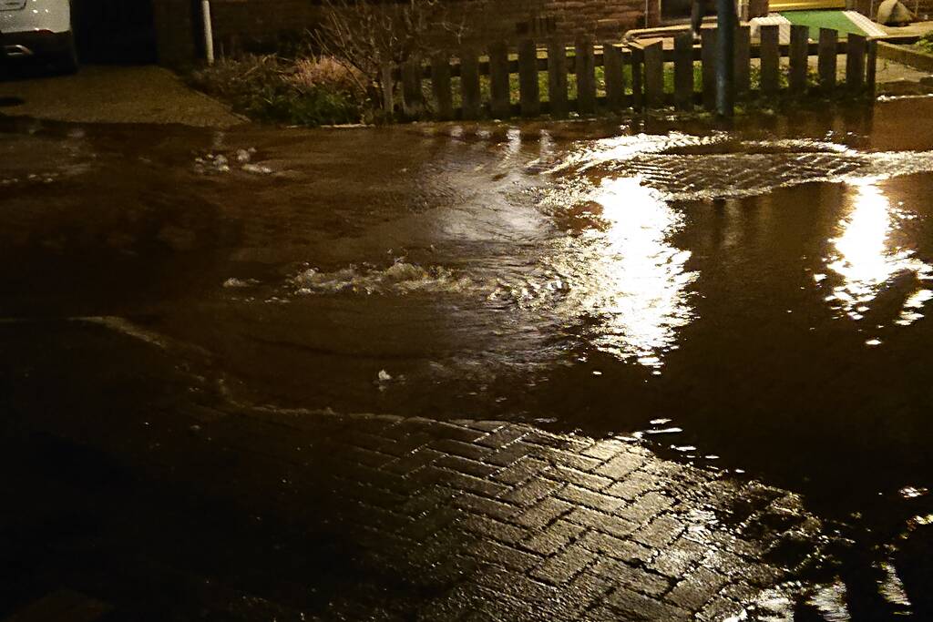 Water spuit uit de grond na leidingbreuk