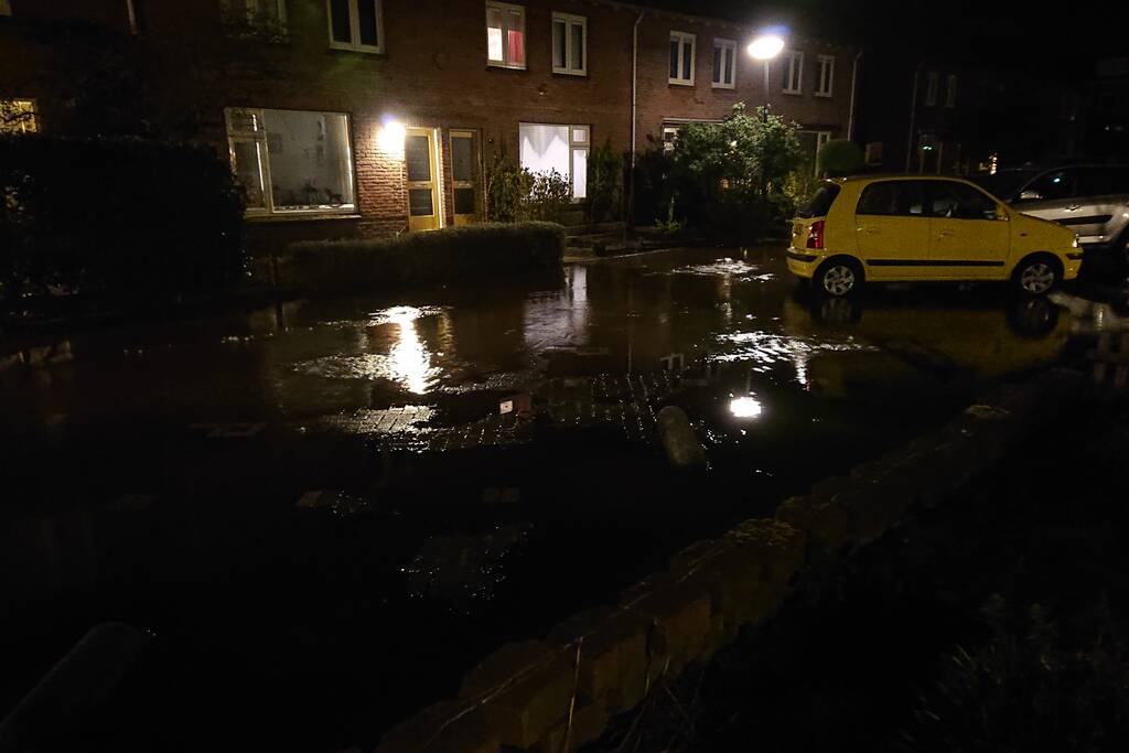 Water spuit uit de grond na leidingbreuk