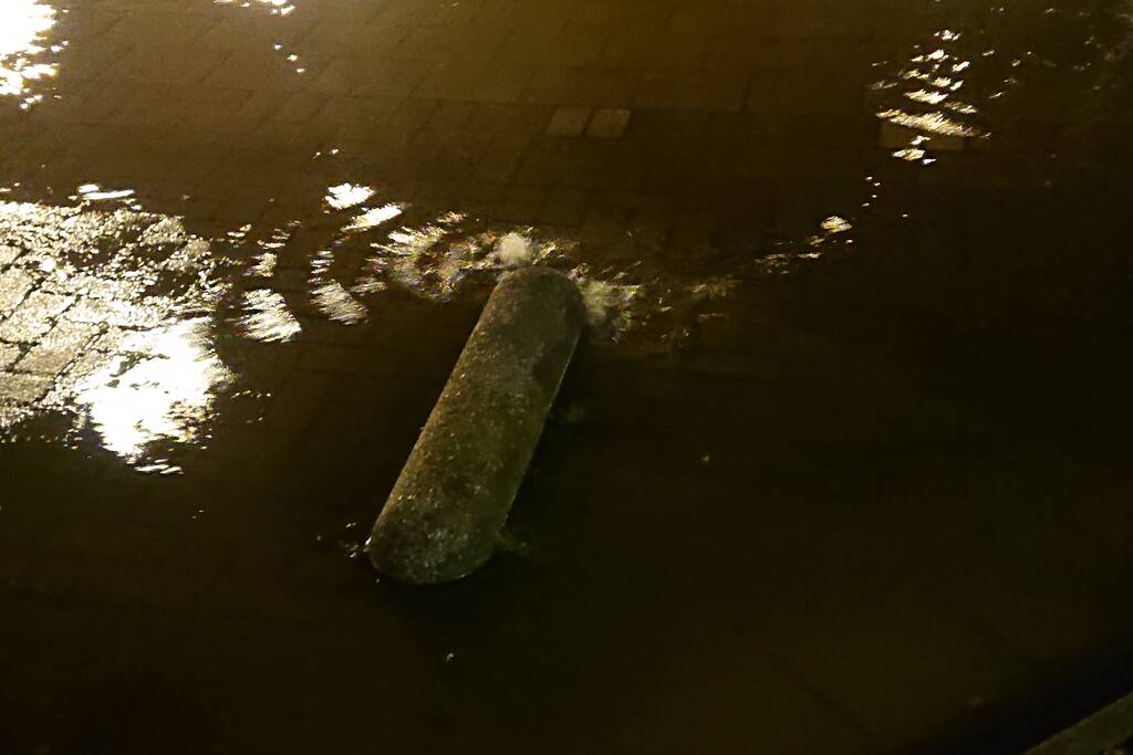 Water spuit uit de grond na leidingbreuk