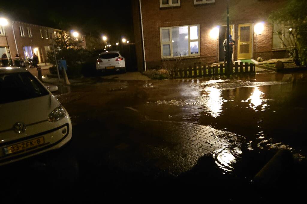 Water spuit uit de grond na leidingbreuk