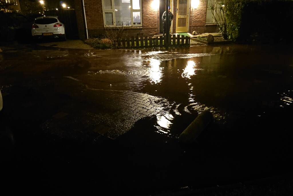 Water spuit uit de grond na leidingbreuk