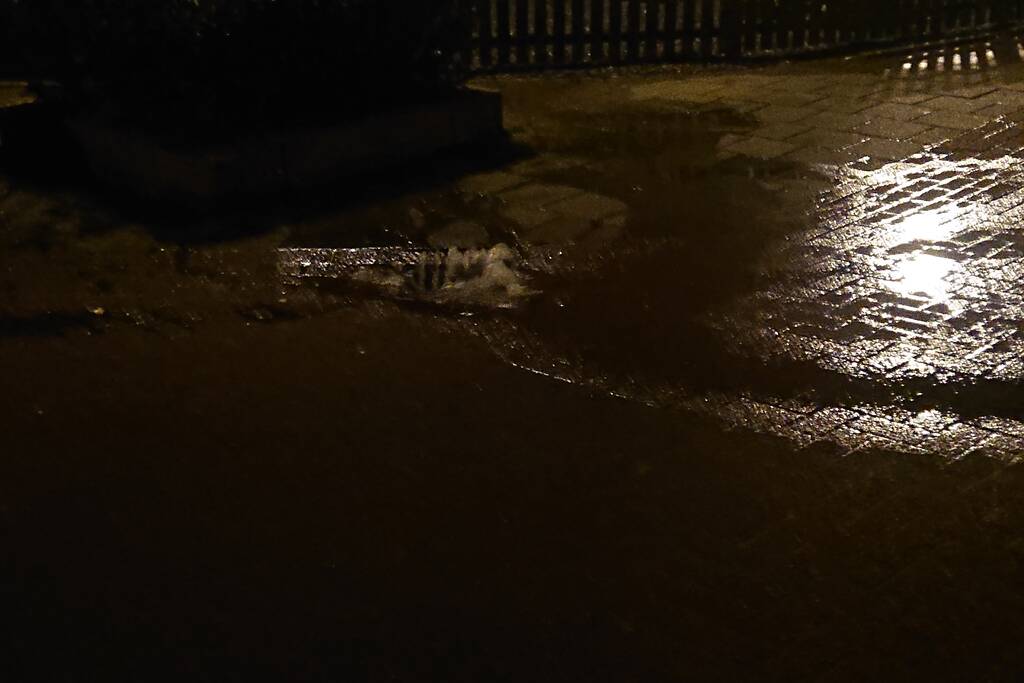 Water spuit uit de grond na leidingbreuk