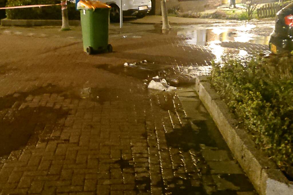 Water spuit uit de grond na leidingbreuk