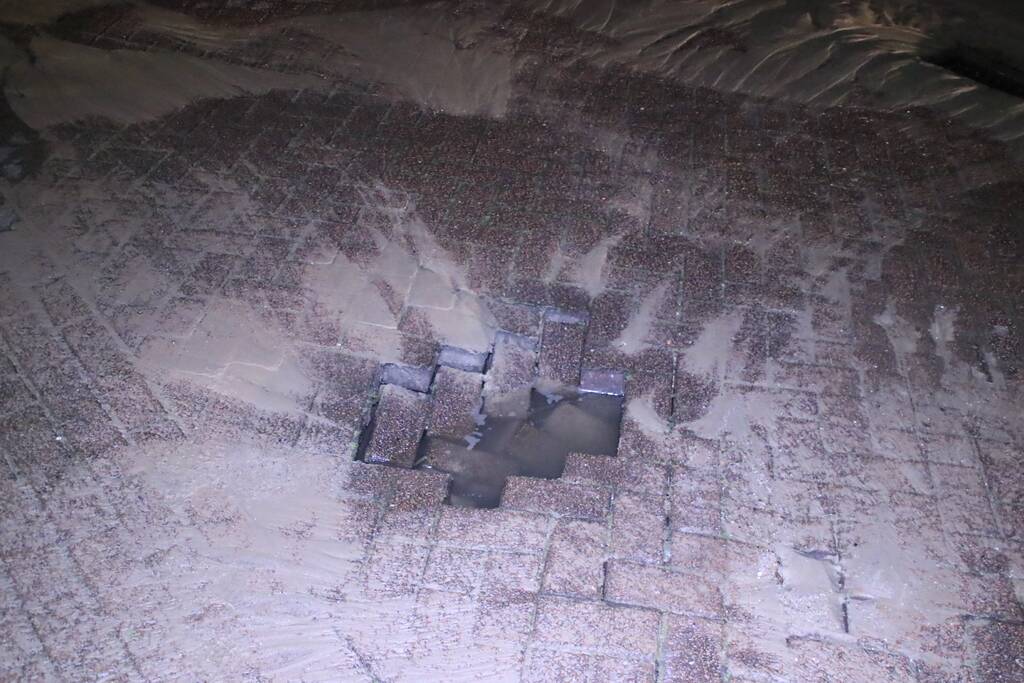 Water spuit uit de grond na leidingbreuk