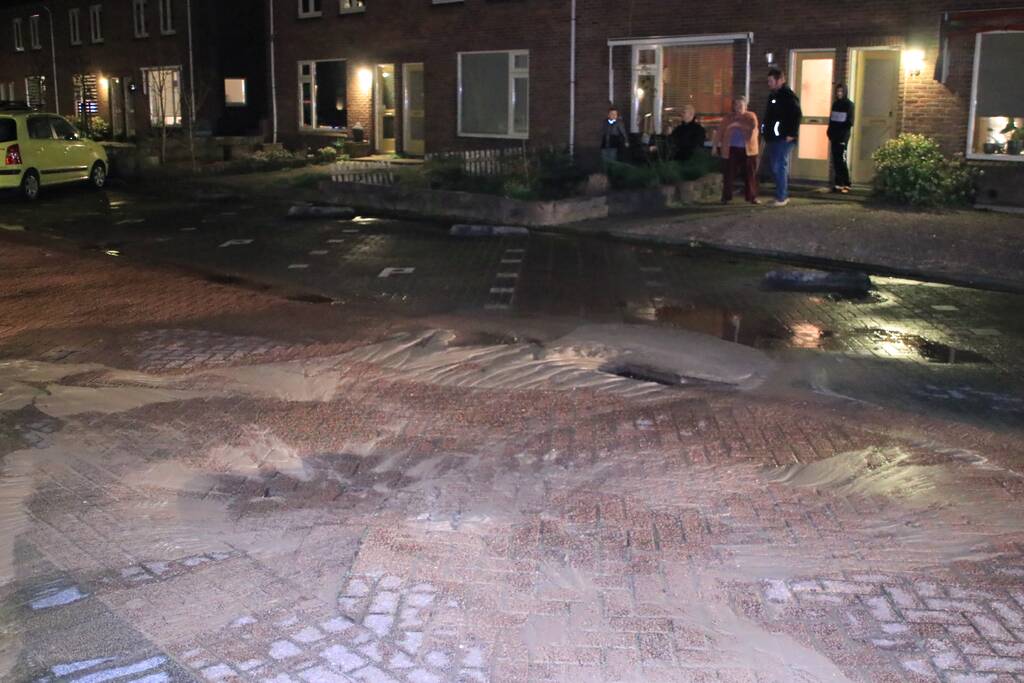 Water spuit uit de grond na leidingbreuk