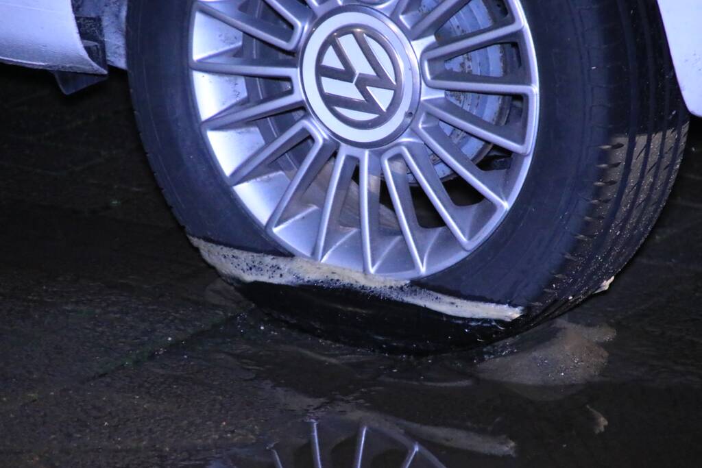 Water spuit uit de grond na leidingbreuk