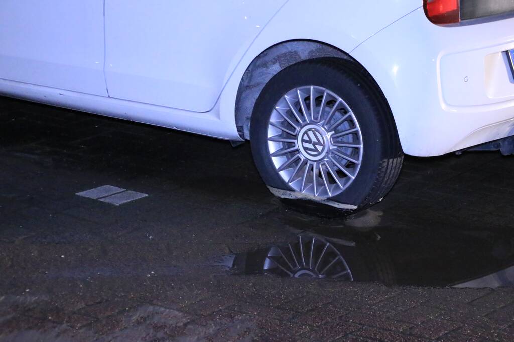 Water spuit uit de grond na leidingbreuk