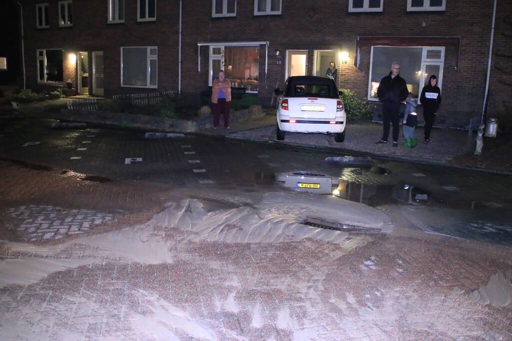 Water spuit uit de grond na leidingbreuk