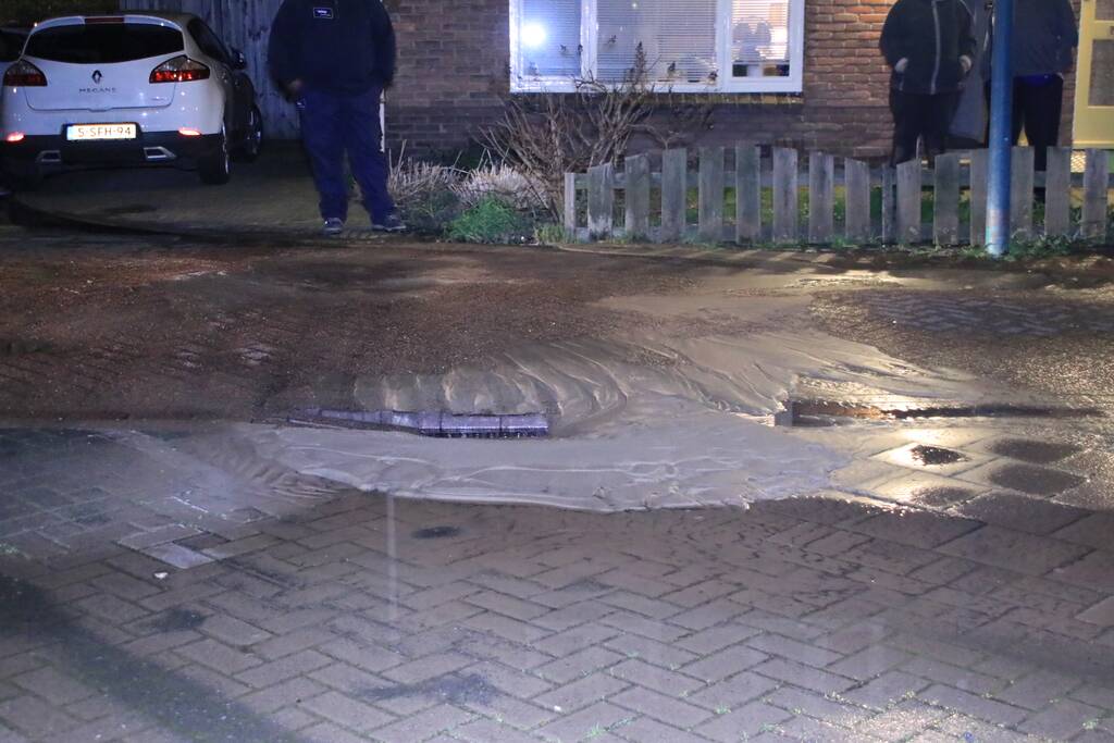 Water spuit uit de grond na leidingbreuk