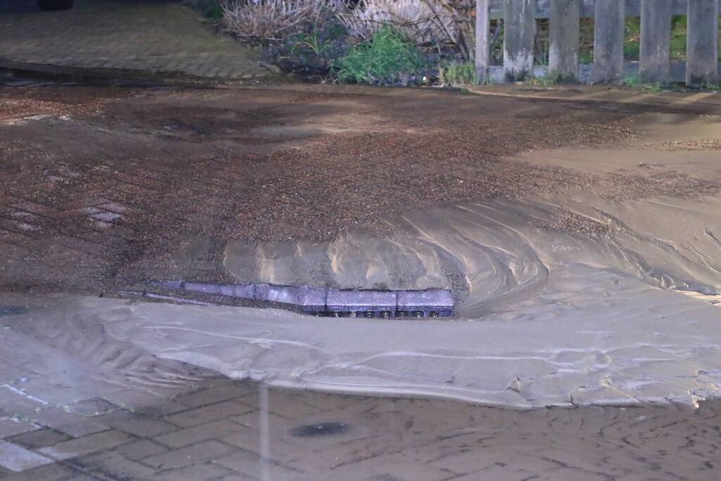 Water spuit uit de grond na leidingbreuk