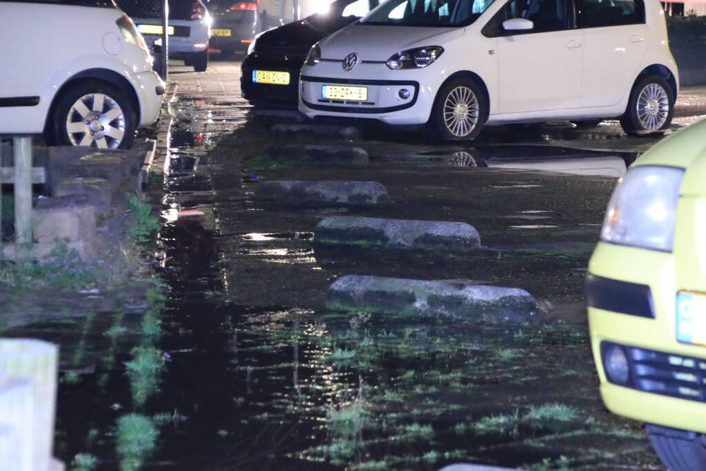 Water spuit uit de grond na leidingbreuk