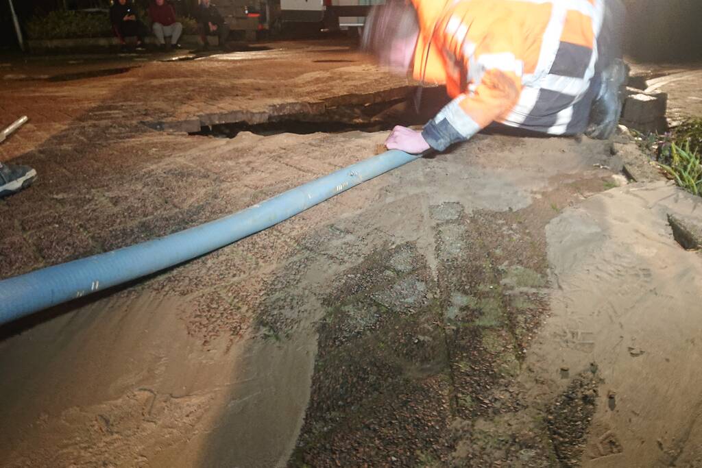Water spuit uit de grond na leidingbreuk