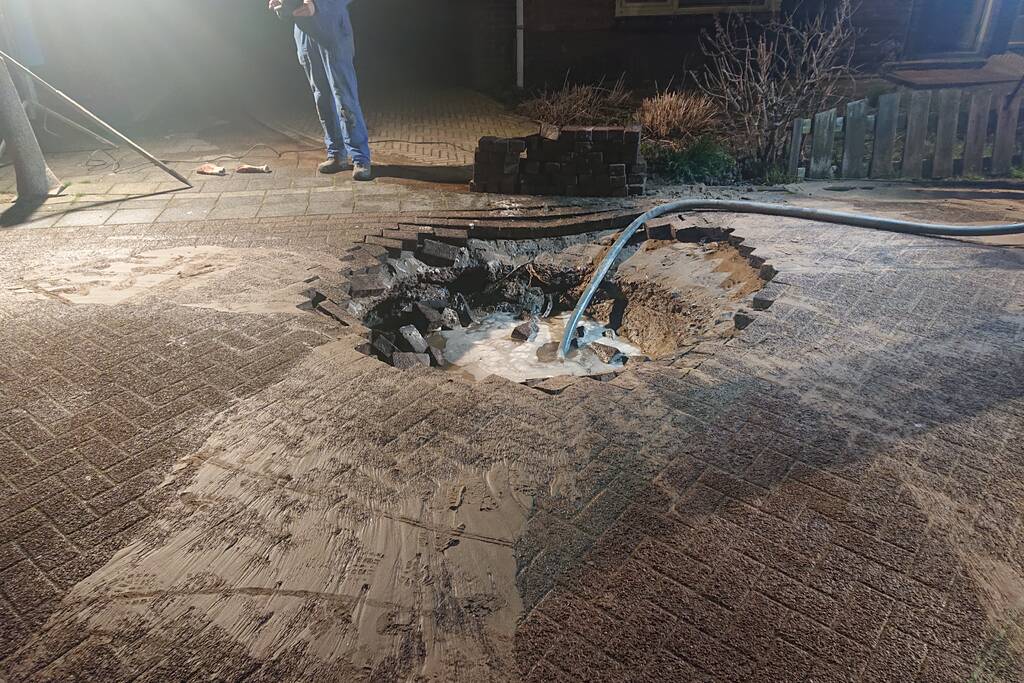 Water spuit uit de grond na leidingbreuk
