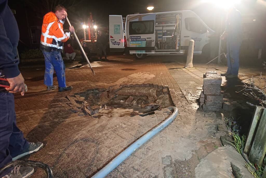 Water spuit uit de grond na leidingbreuk