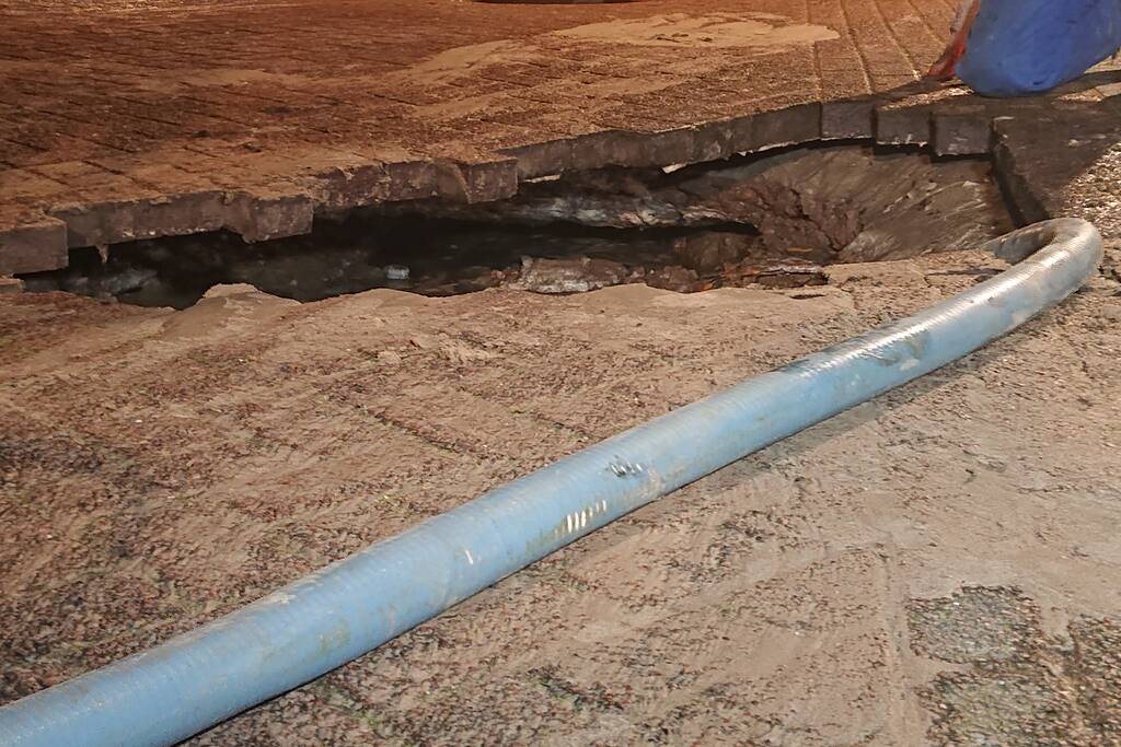 Water spuit uit de grond na leidingbreuk