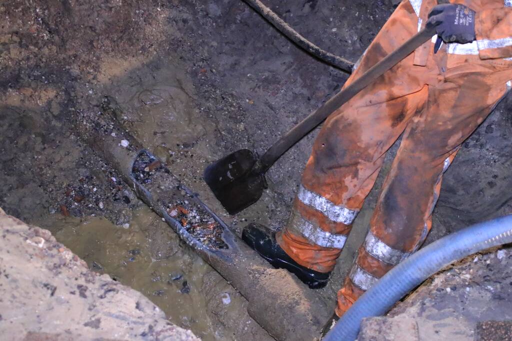 Water spuit uit de grond na leidingbreuk