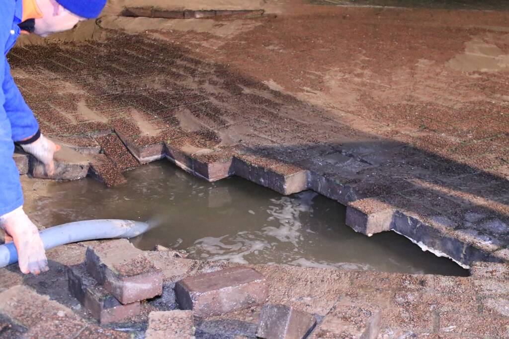 Water spuit uit de grond na leidingbreuk