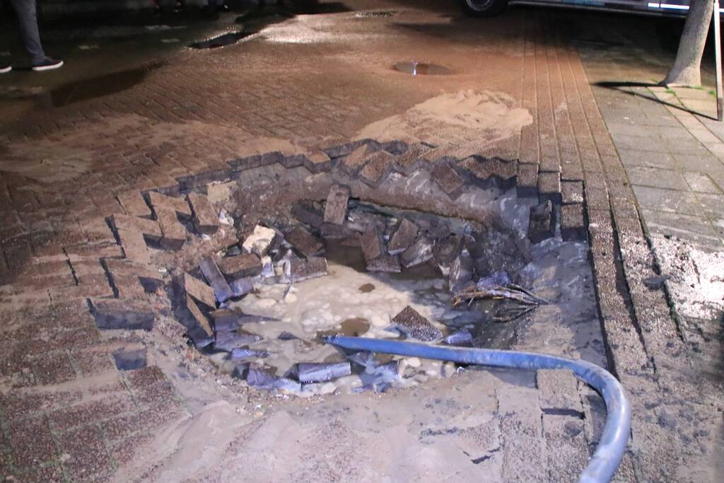 Water spuit uit de grond na leidingbreuk