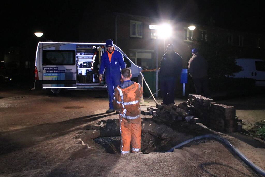 Water spuit uit de grond na leidingbreuk