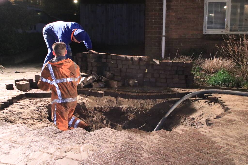 Water spuit uit de grond na leidingbreuk