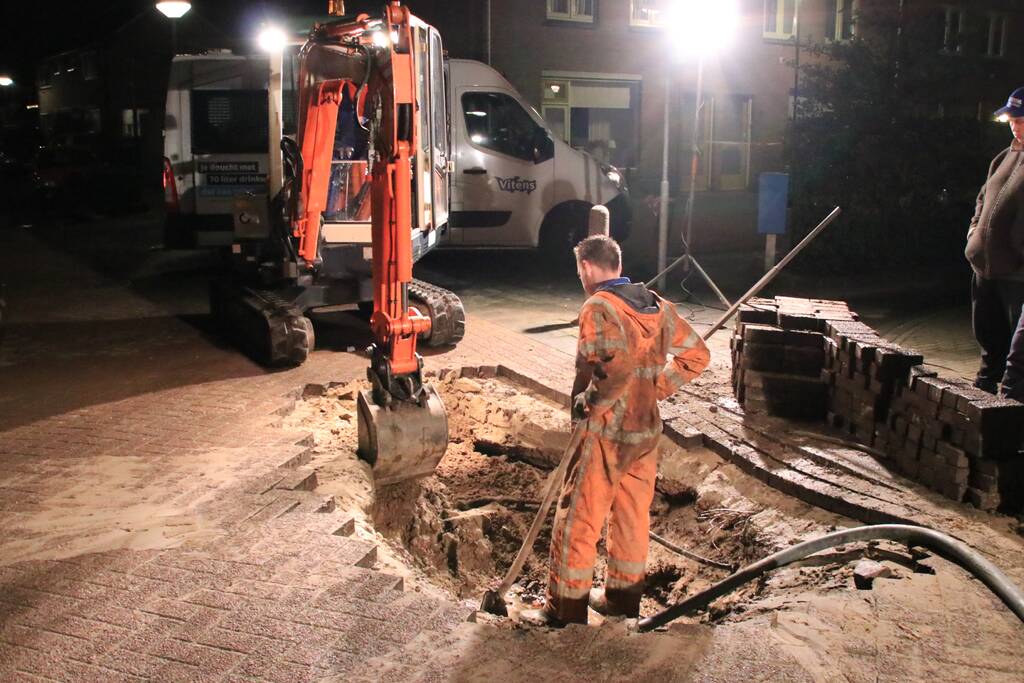 Water spuit uit de grond na leidingbreuk