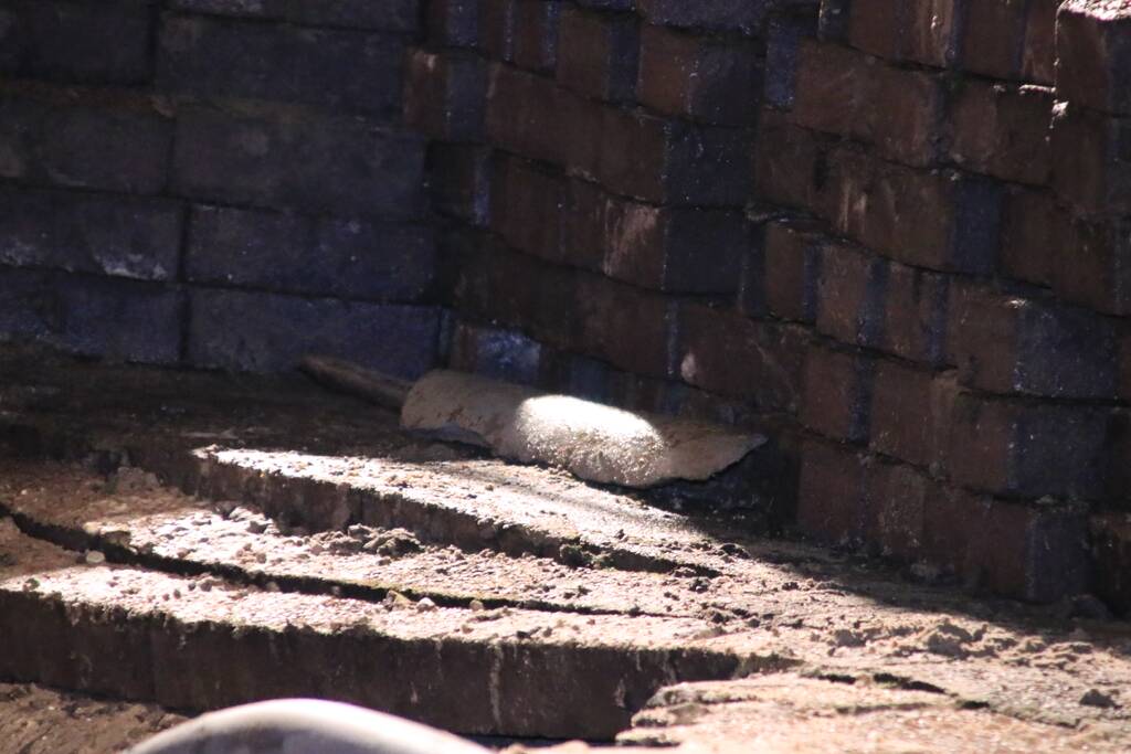 Water spuit uit de grond na leidingbreuk