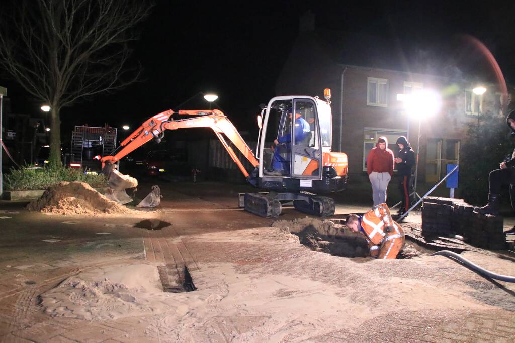 Water spuit uit de grond na leidingbreuk