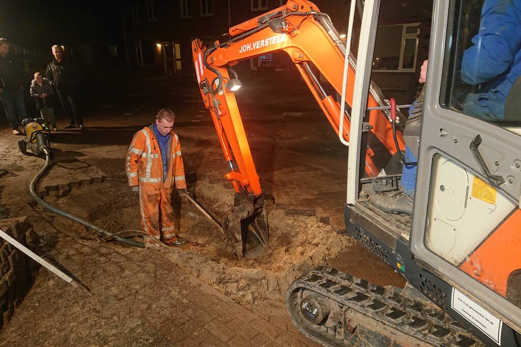 Water spuit uit de grond na leidingbreuk