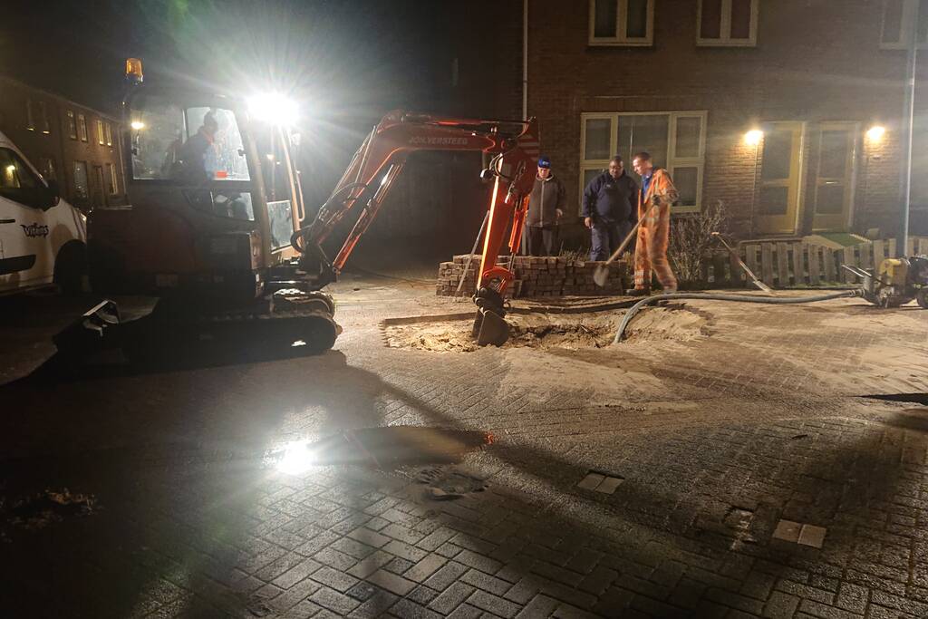 Water spuit uit de grond na leidingbreuk
