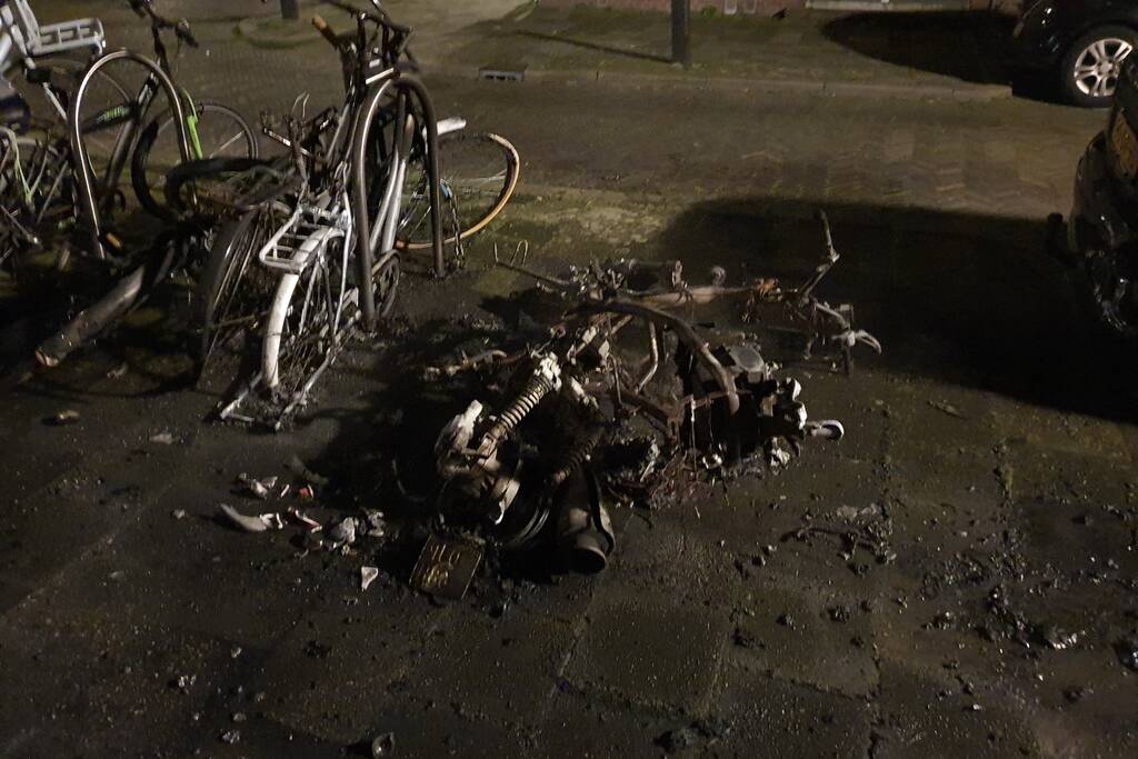 Scooter verwoest door brand
