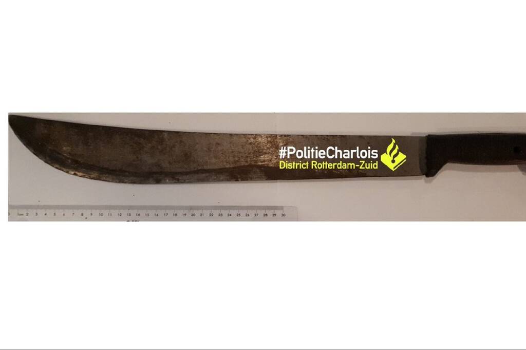 Man met groot kapmes bedreigt mensen op straat