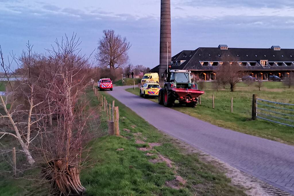 Meisje dreigde de Nederrijn in te gaan