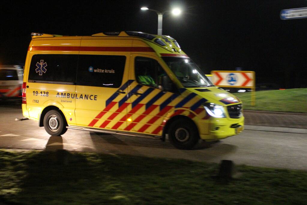 Auto vliegt uit de bocht op rotonde