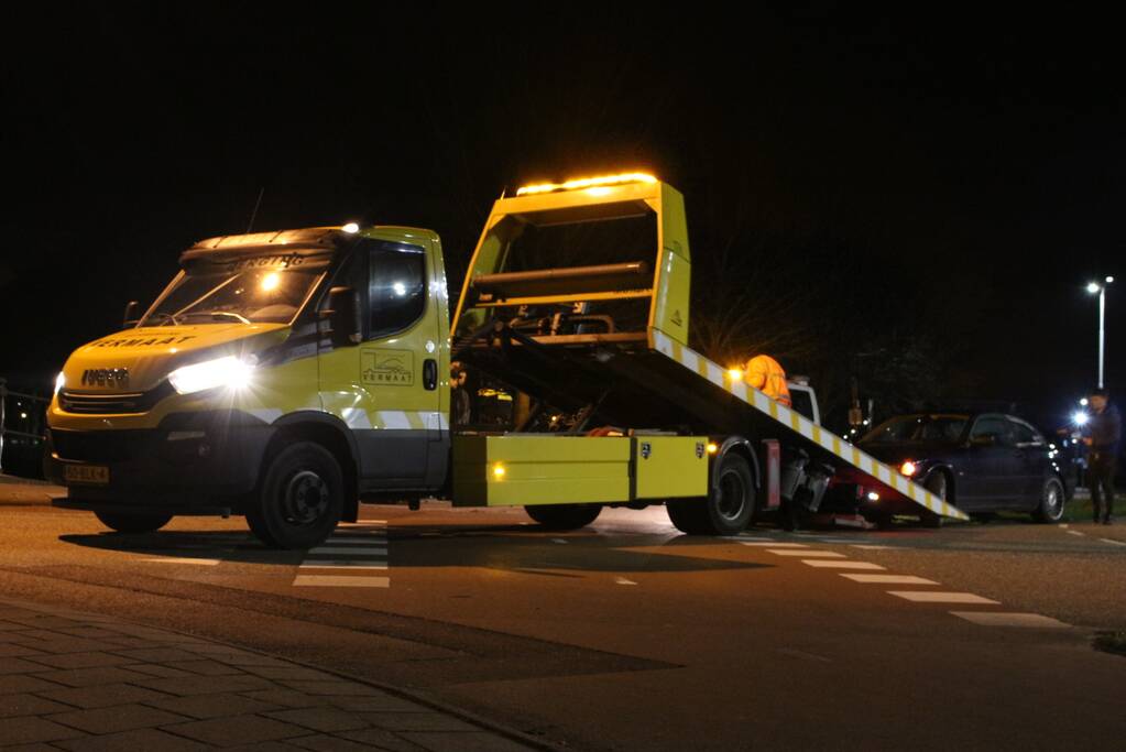 Auto vliegt uit de bocht op rotonde