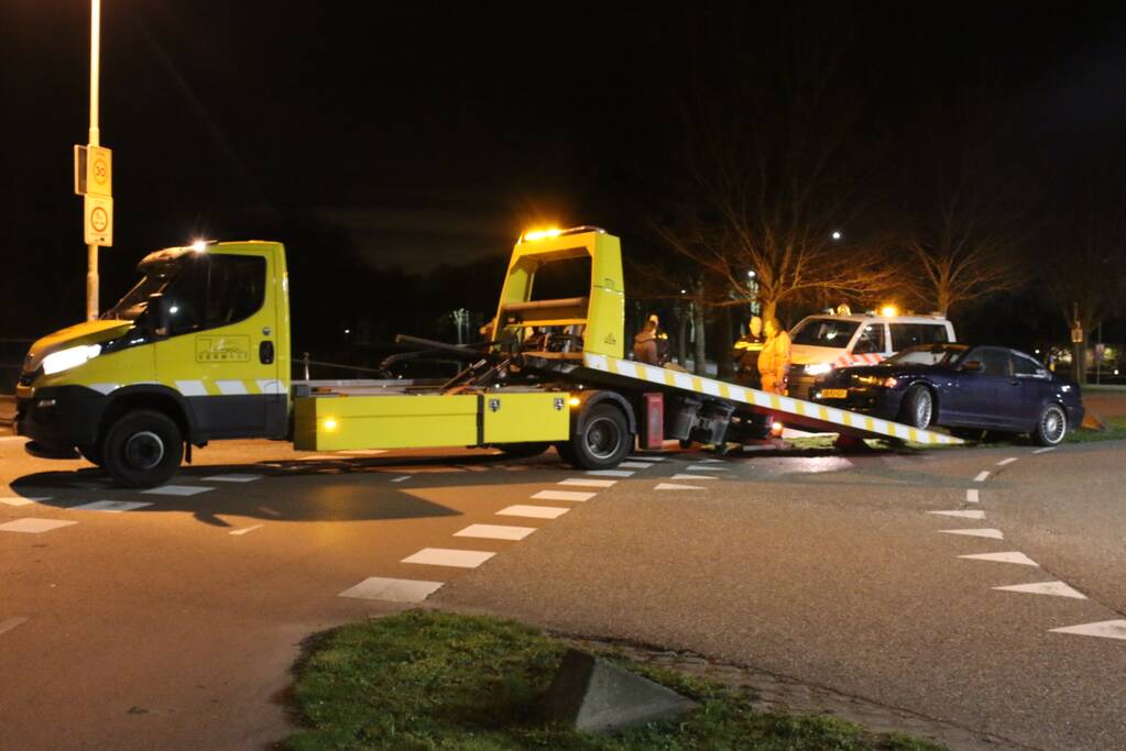 Auto vliegt uit de bocht op rotonde